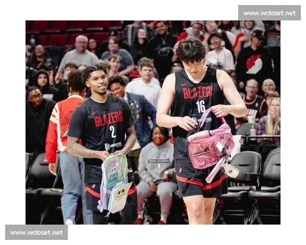 一身白配粉书包!杨瀚森登机赴客场 一身白配粉书包!杨瀚森登机赴客场